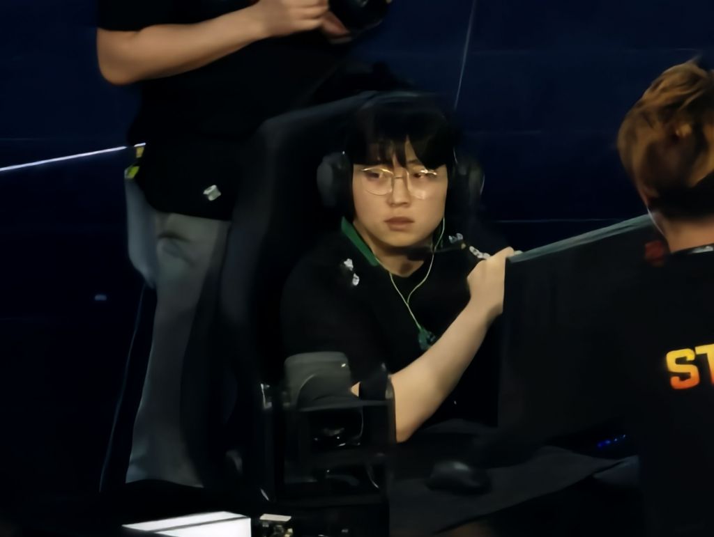 选手第一视角直播重塑电竞赛事观赛体验：数据可视化技术与多视角切换功能引领电竞直播系统优化